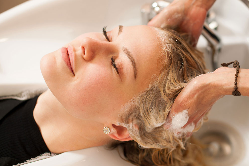 How to Shampoo Hair in a Salon the Right Way